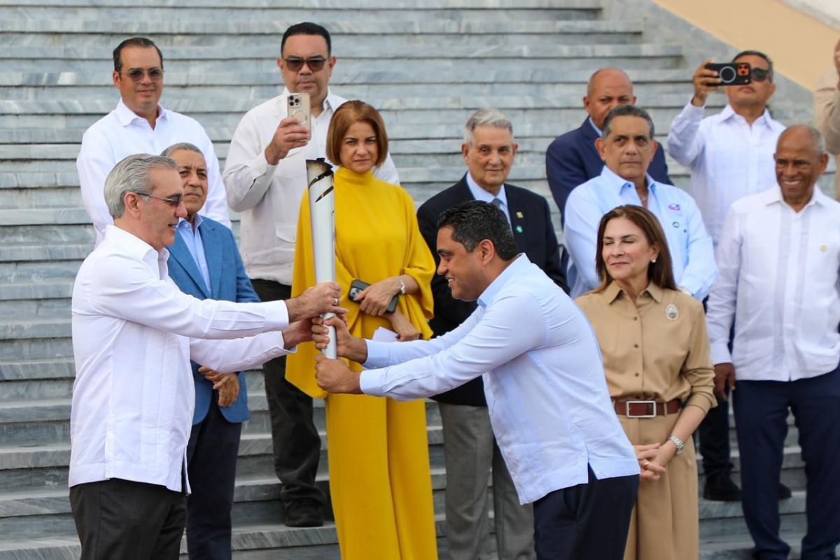 Abinader recibe la antorcha de los Juegos Centroamericanos 2026