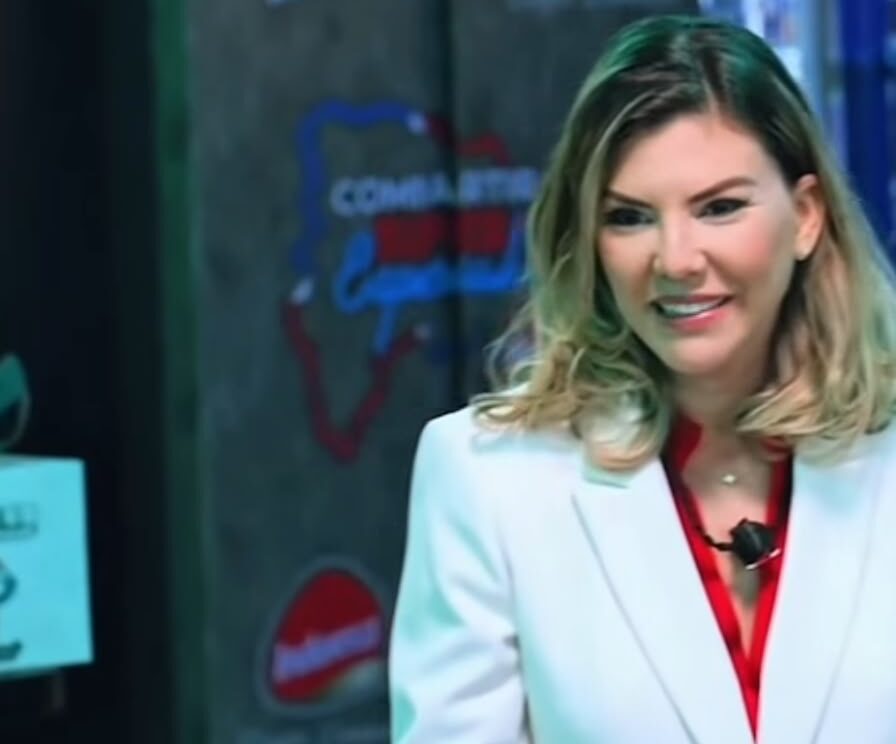 Laura de la Nuez enseña etiqueta en Planeta Alofoke